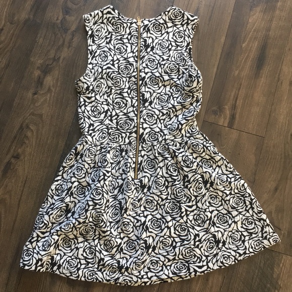 BLACK & WHITE ROSE PATTERN DRESS - Picture 2 of 3